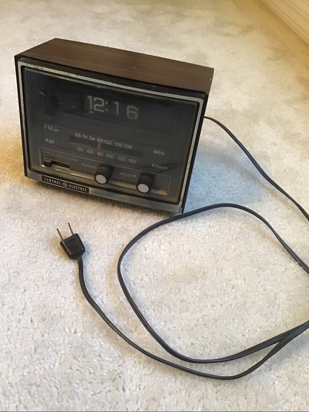 Vintage General Electric AM/FM Flip Clock Radio Alarm, model no. 7-4415B Works